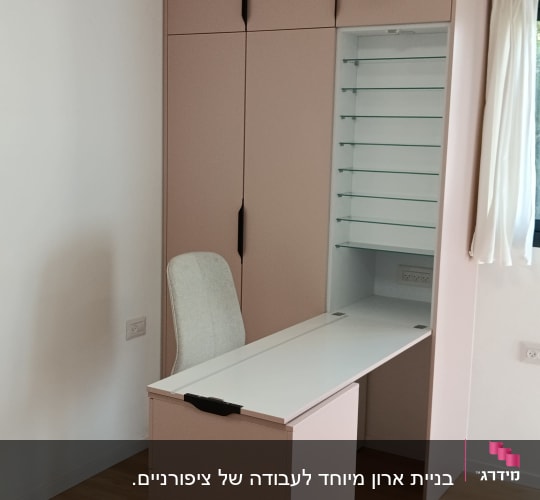 ארון ורוד עם מדפים ודלתות, שולחן עבודה